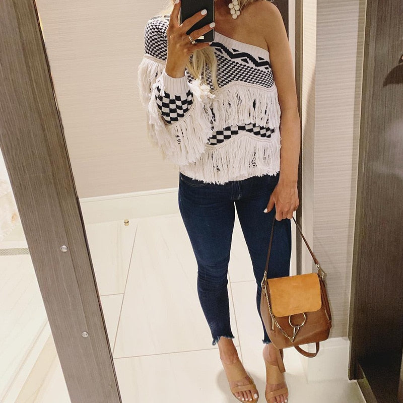 Oblique shoulder stitching fringed sweater